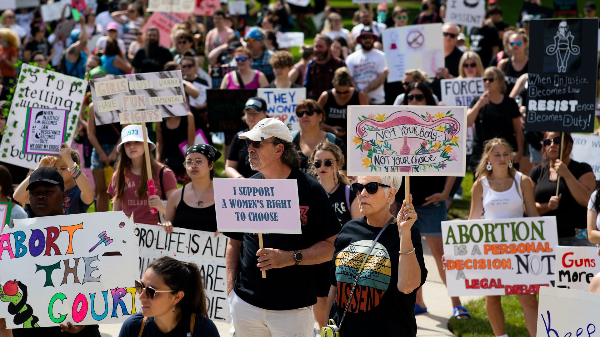 Picture of abortion rights protesters