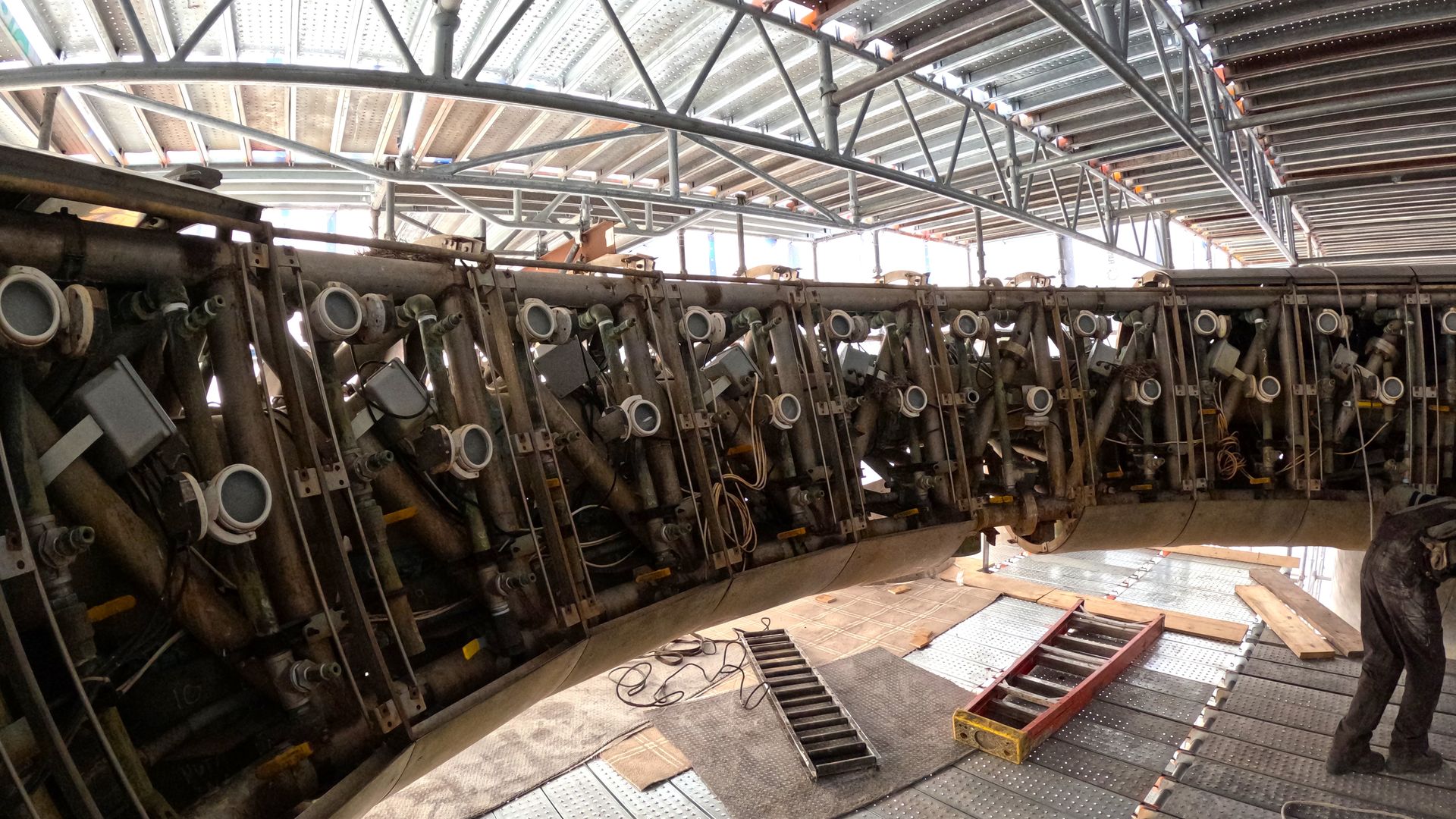 The curved machinery inside the fountain.