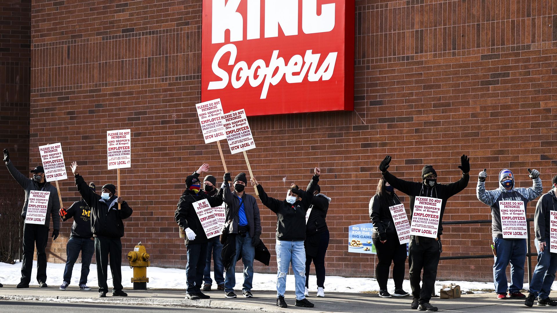 A picket line at a King Soopers in Denver during the 2022 strike. Photo: Michael Ciaglo/Getty Images