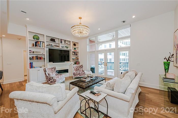 578 N. Church St. living room