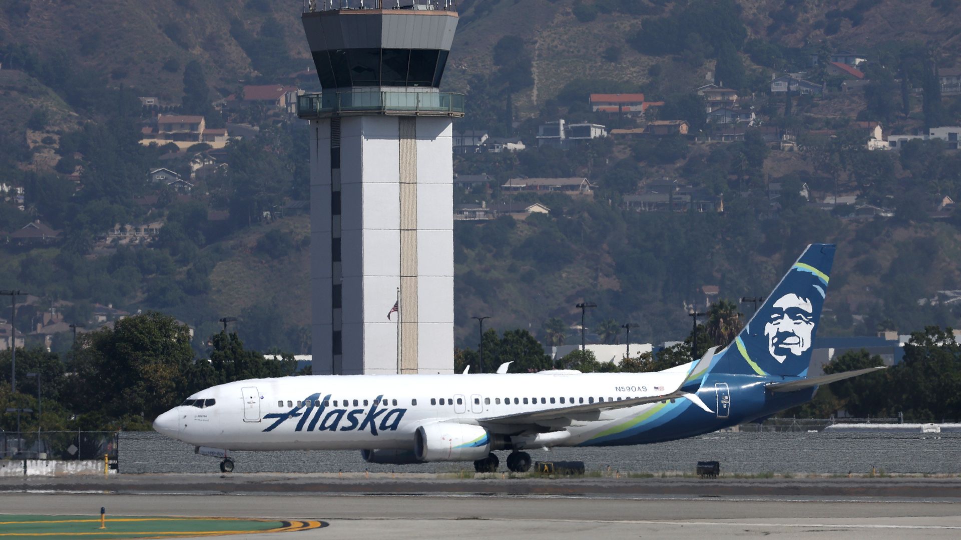 Passengers sue Alaska Airlines over pilot s attempt to cut engines