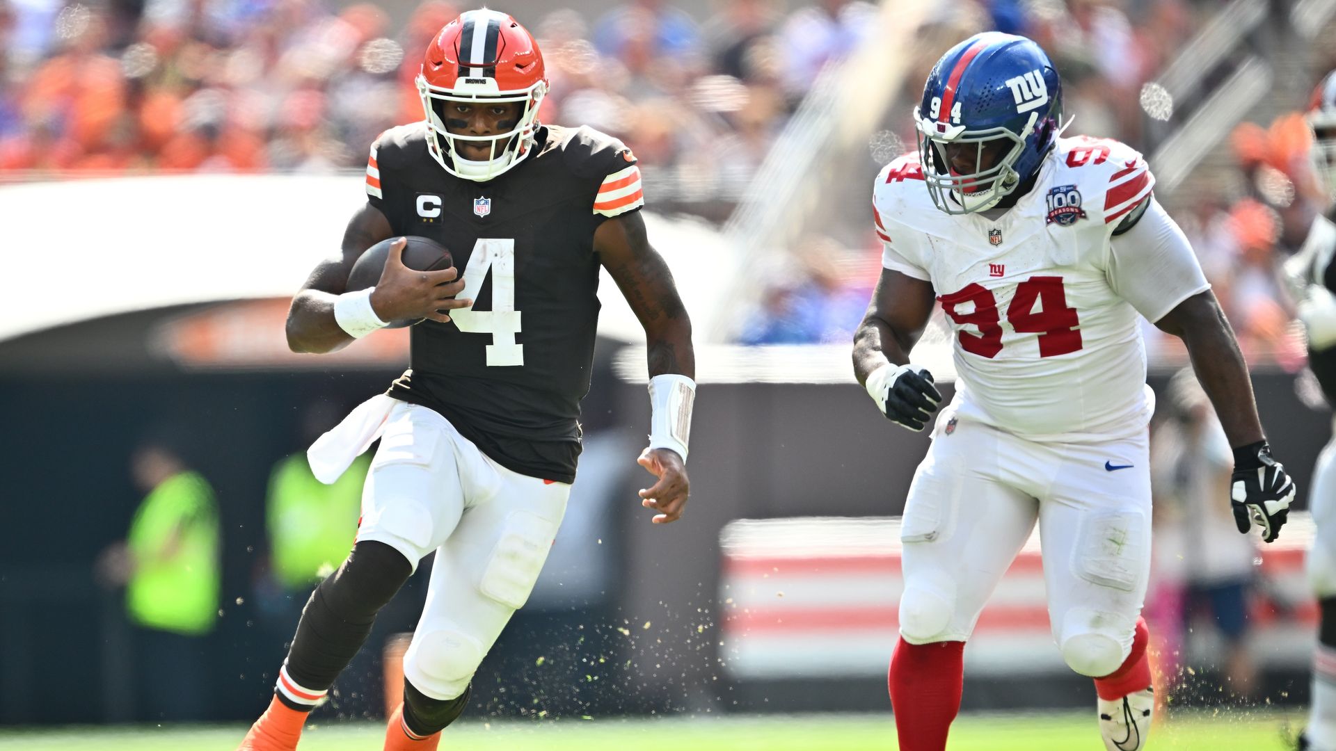 Browns quarterback Deshaun Watson rushes the ball against the New York Giants. 