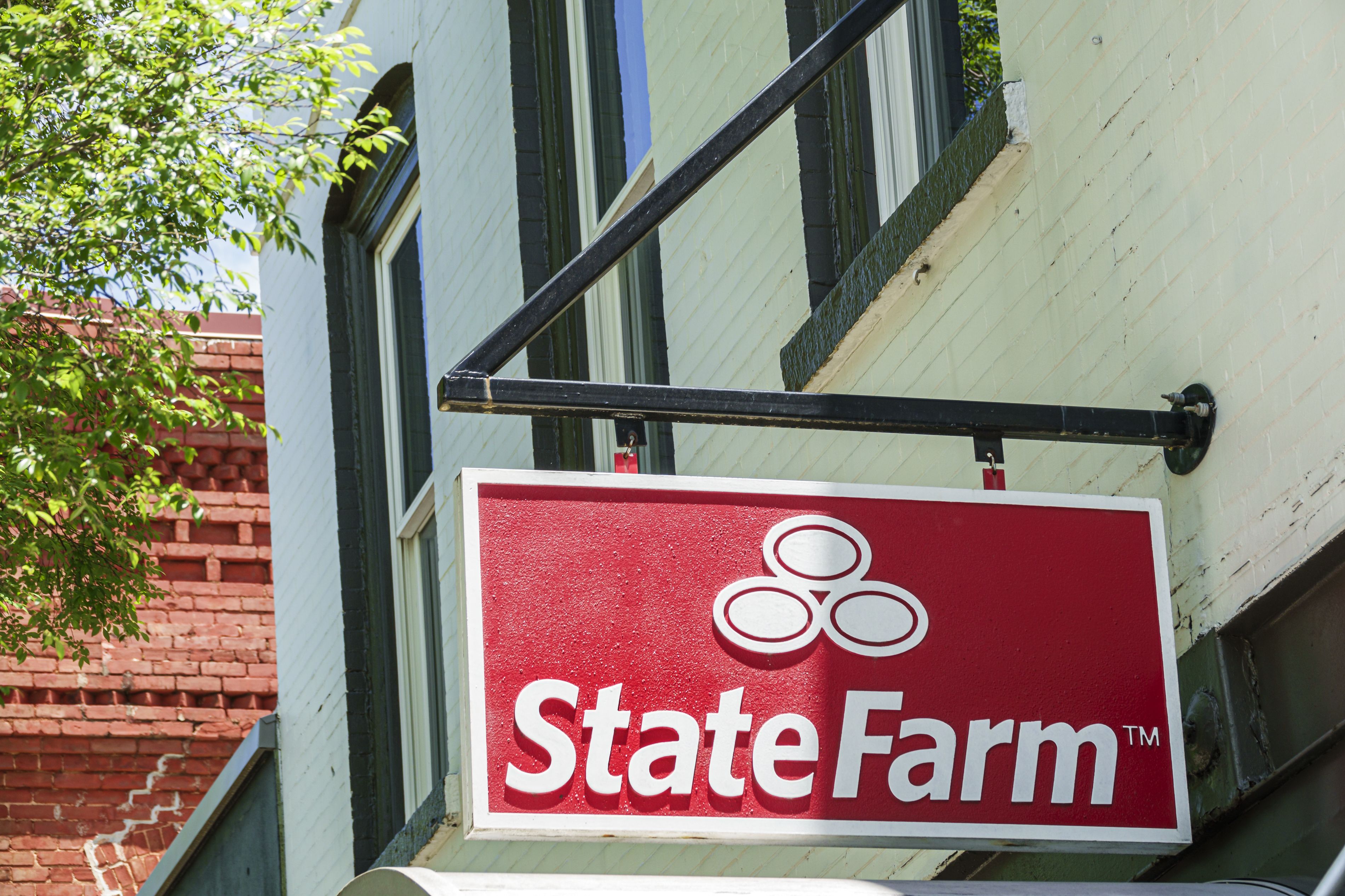 axios.com - Nathan Bomey - State Farm auto customers getting $100 refund