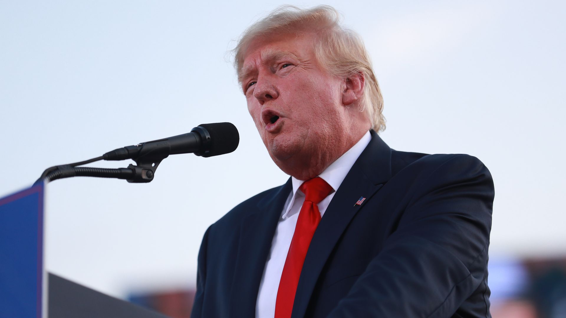  Former US President Donald Trump gives remarks at an event.