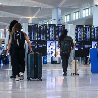 Staffing shortages mire air travel as shutdown stretches on