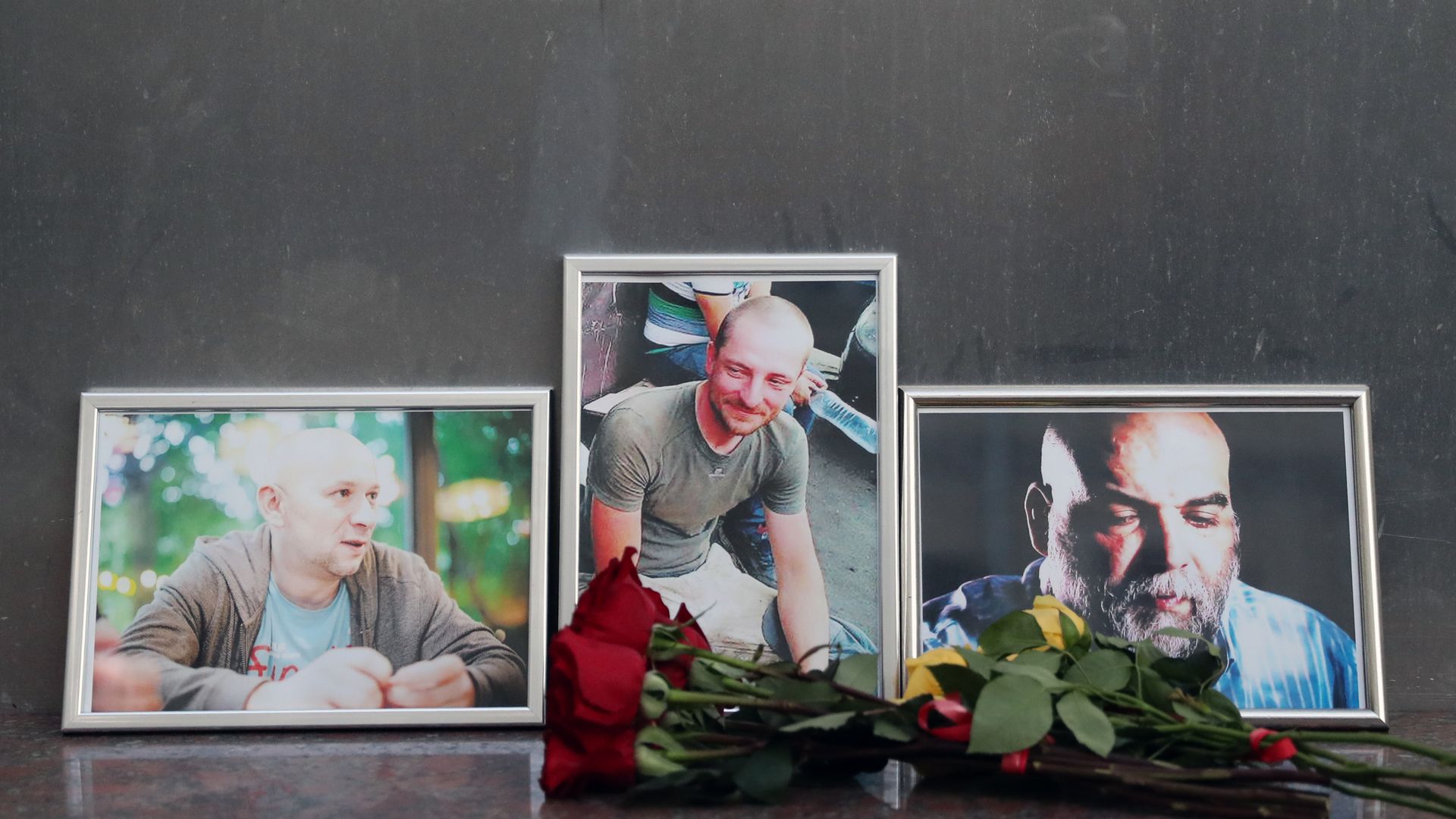 Flowers brought to the Central House of Journalists in memory of three Russian journalists killed in the Central African Republic.