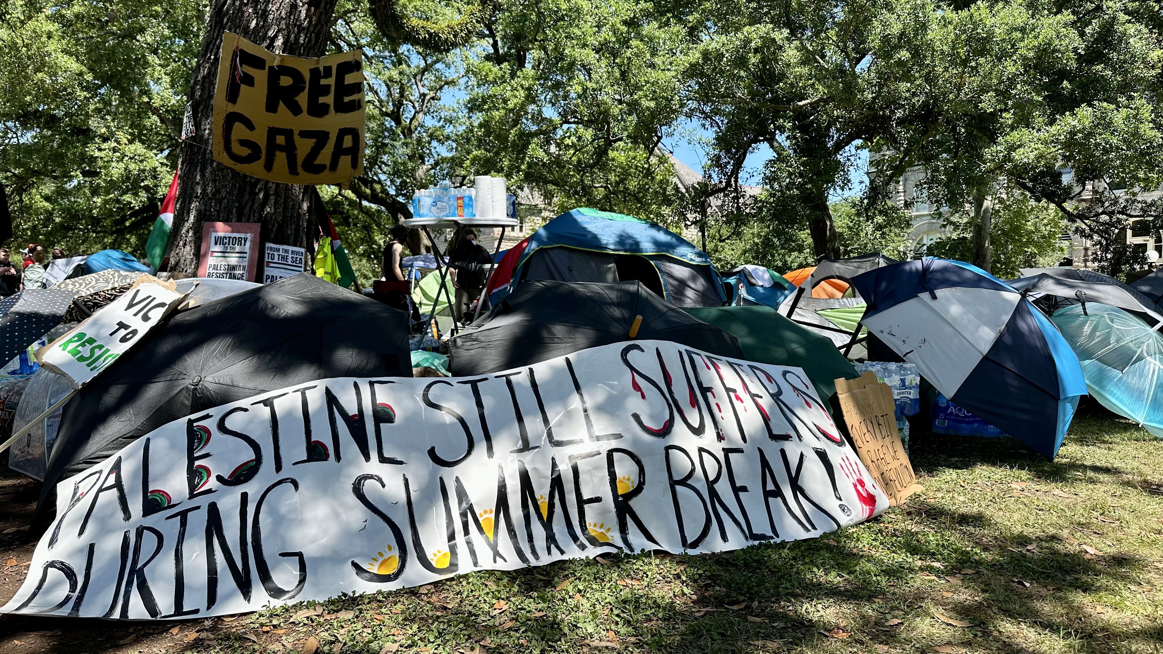 Photo shows an encampment on Tulane's campus.
