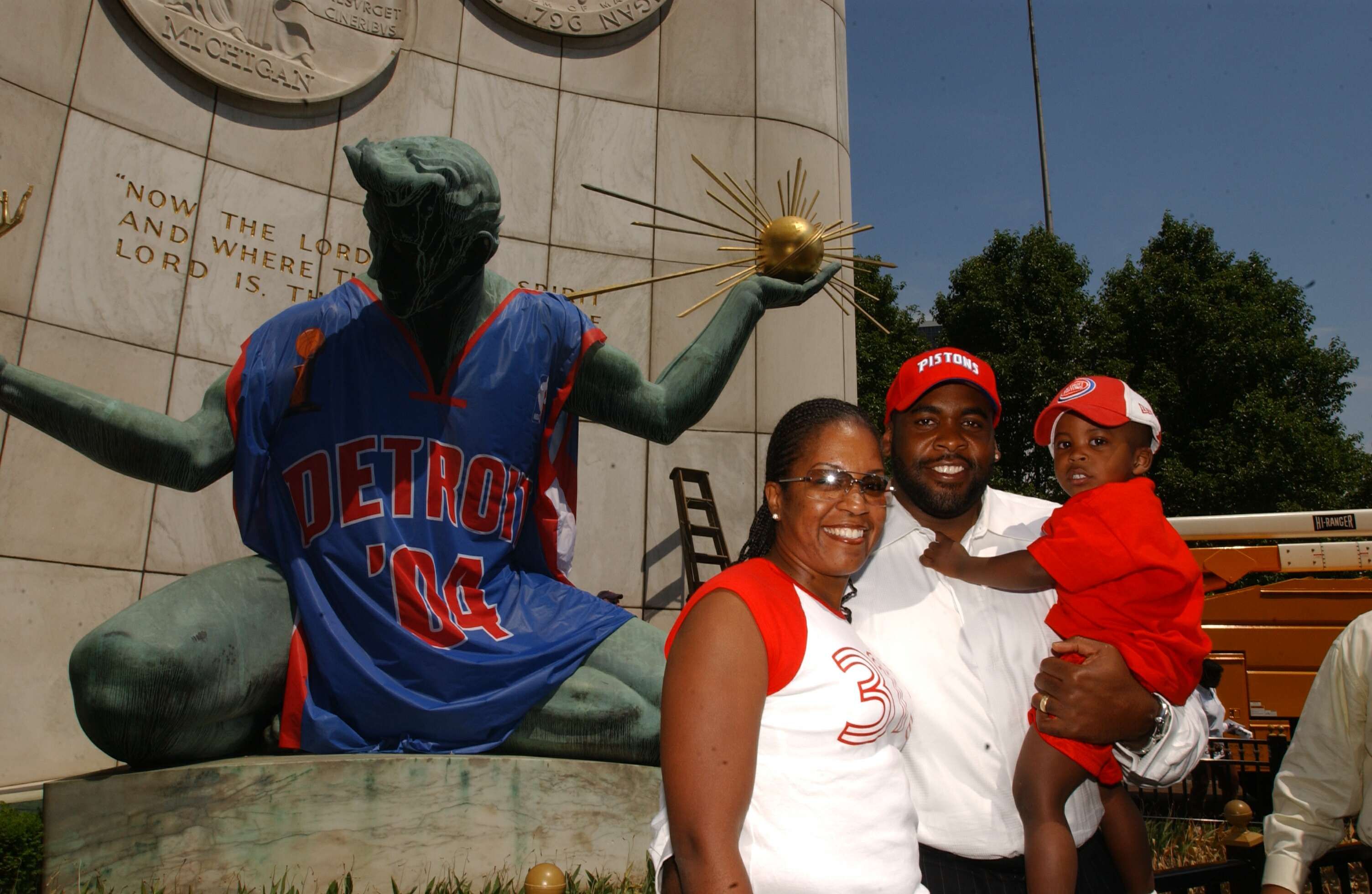 Kwame Kilpatrick and his family pose in front of the statue that wears an "'04" Pistons jersey to celebrate the team ahead of the 2004 Finals. (Photo by Allen Einstein via Getty Images)