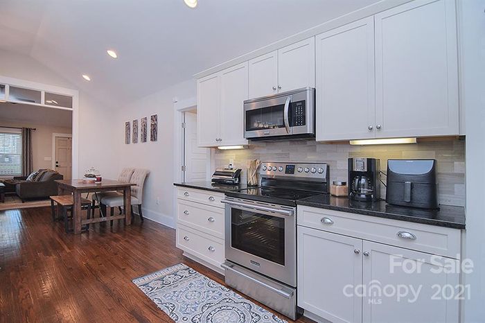 816 E 20th St kitchen