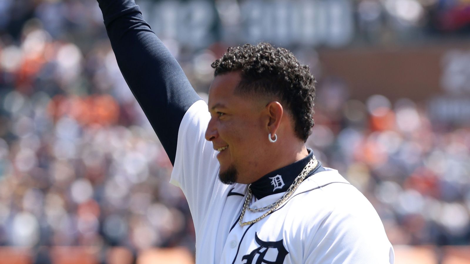 3,000 HITS! Miguel Cabrera joins the 3,000-hit club! 