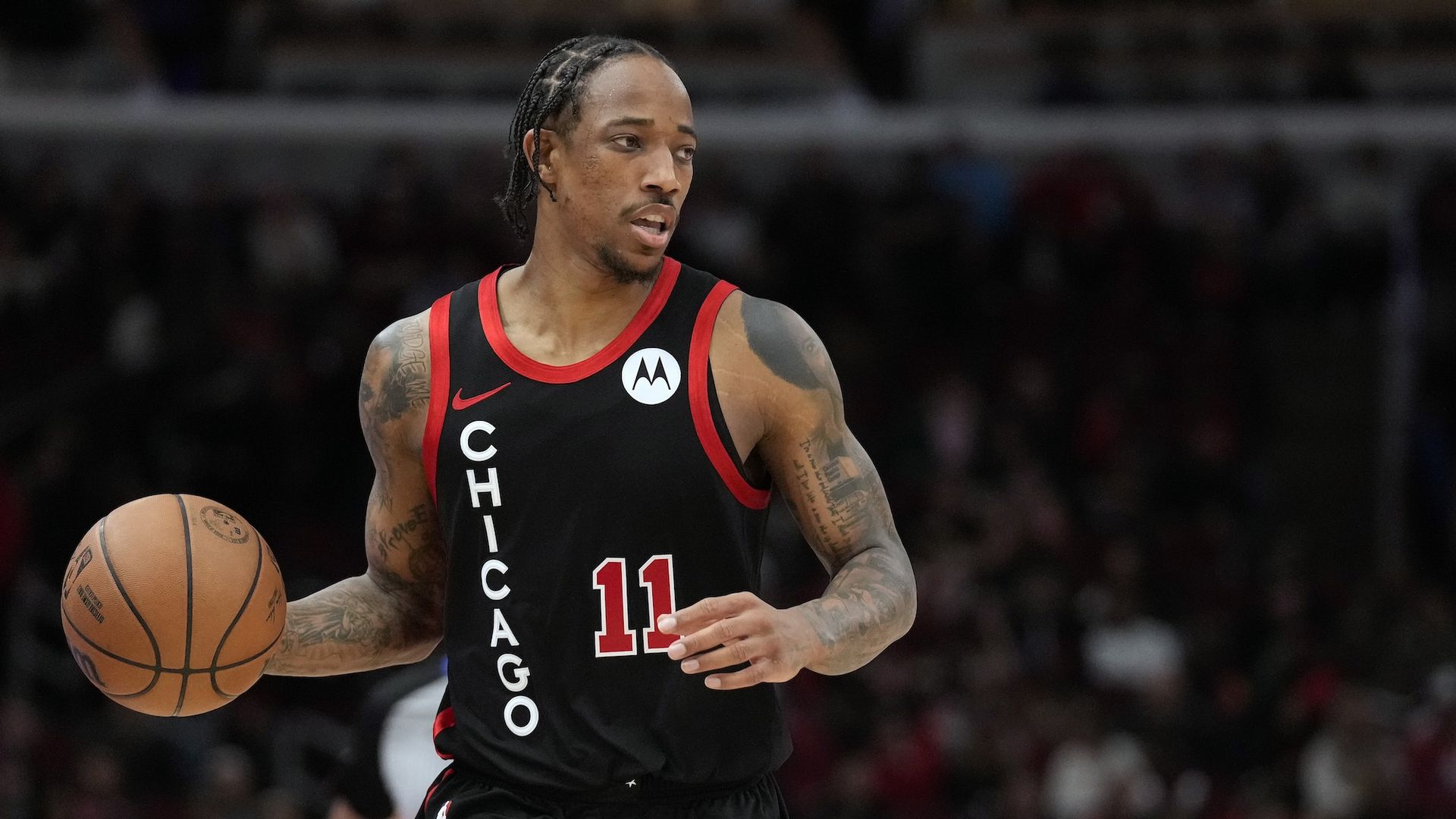 Bulls player DeDerozan dribbling a basketball during a game.