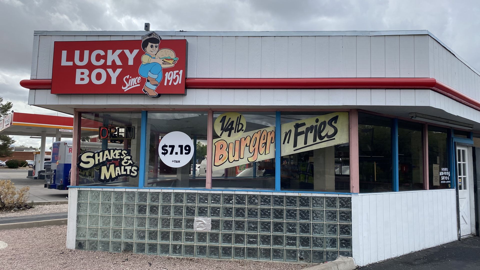 A vintage burger shop with a sign that says Lucky Boy.