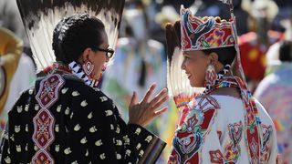 Deux femmes amérindiennes en vêtements traditionnels