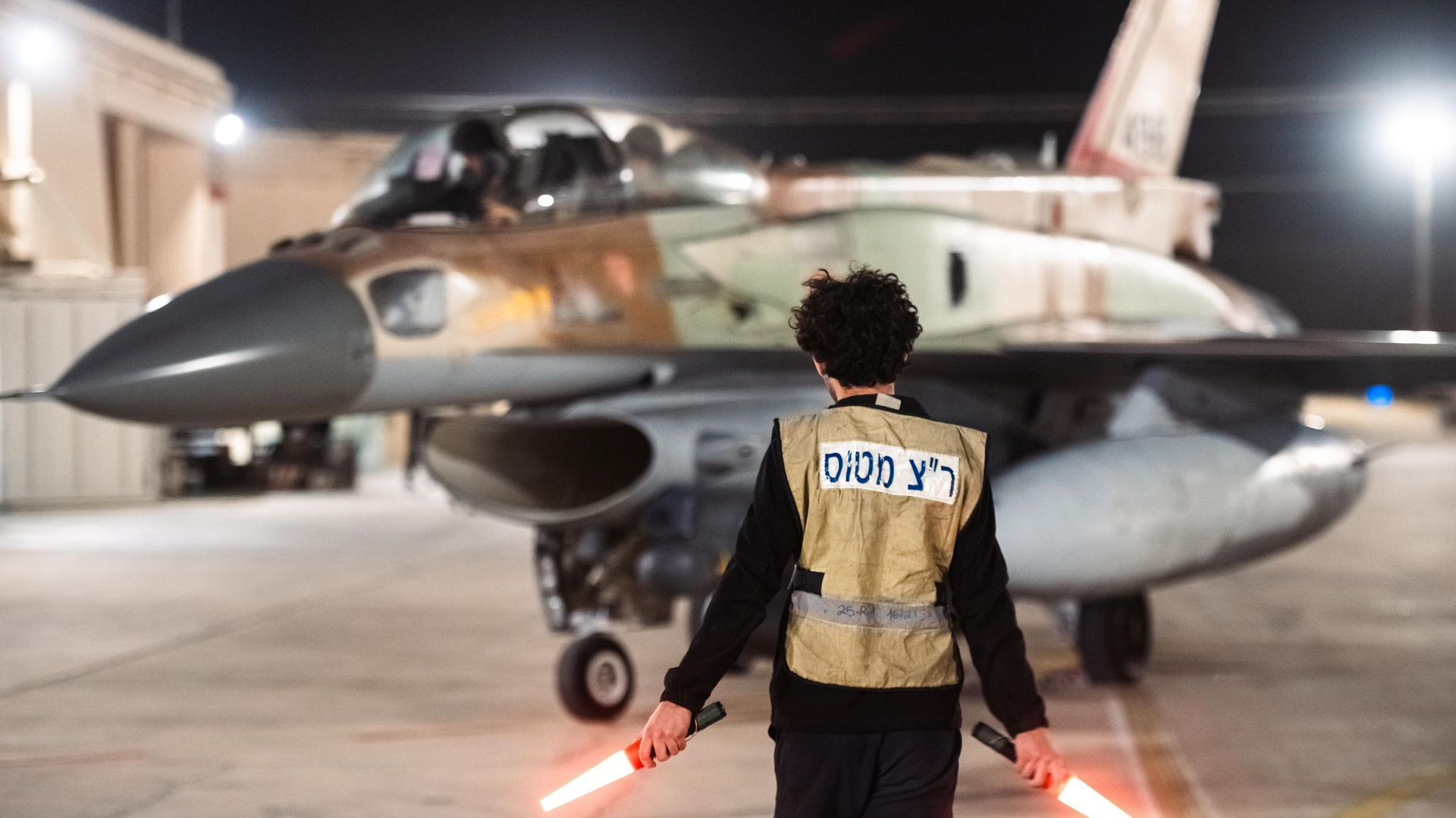 Vue d'un avion de chasse en préparation avant l'attaque de l'armée israélienne contre l'Iran, le 26 octobre 2024 en Israël. (Photo de Israel Defense Forces (IDF) / Handout/Anadolu via Getty Images)