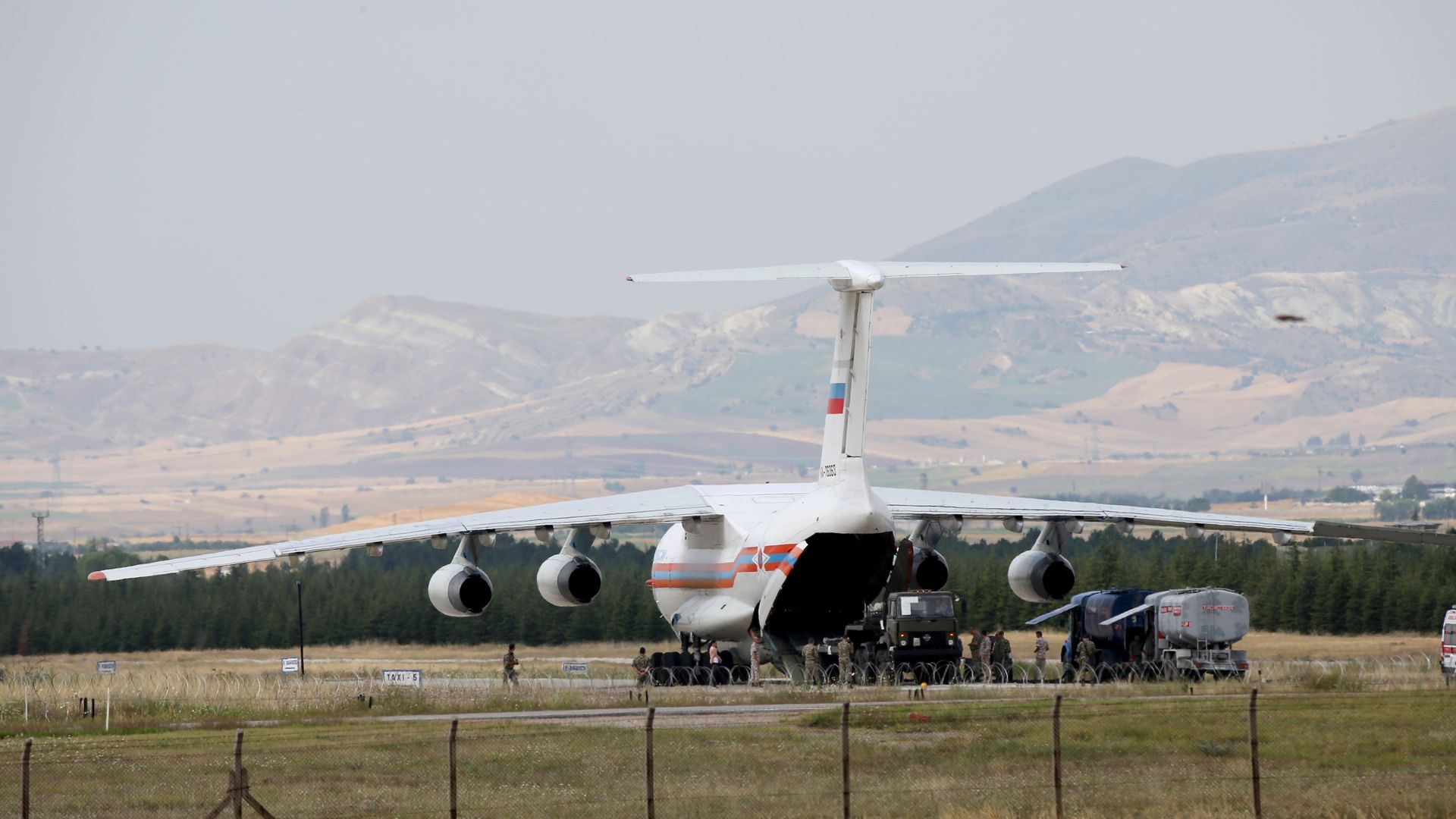 Unloading of a Russian military cargo plane in Ankara, Turkey