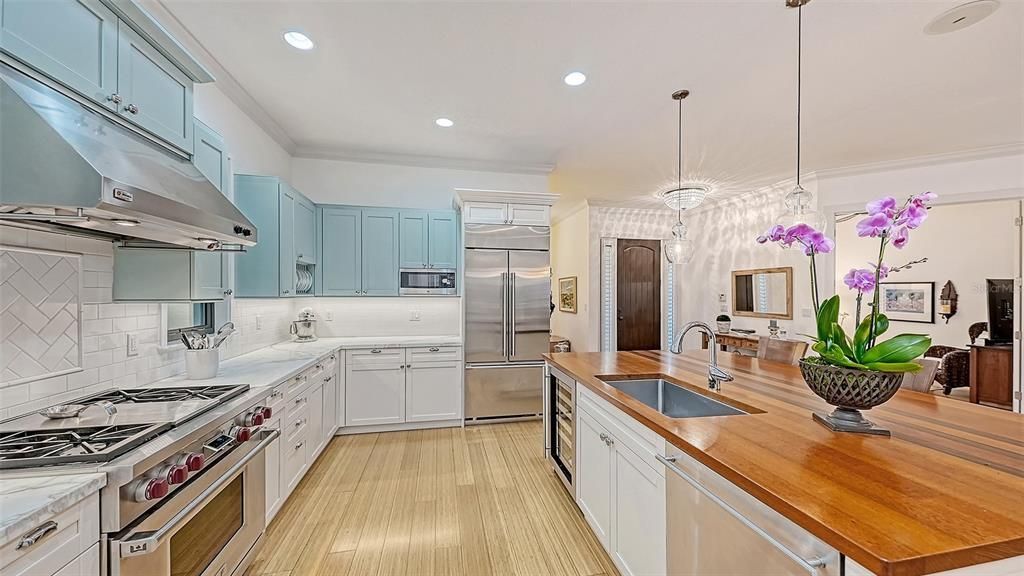 1723 Oak St. kitchen