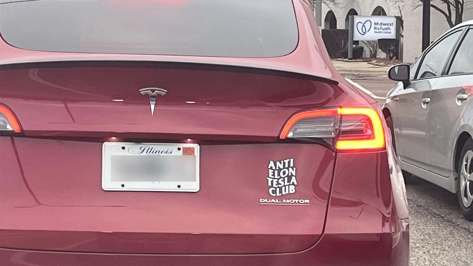 Tesla Takedown protests grow in Chicago as sales drop across Illinois ...
