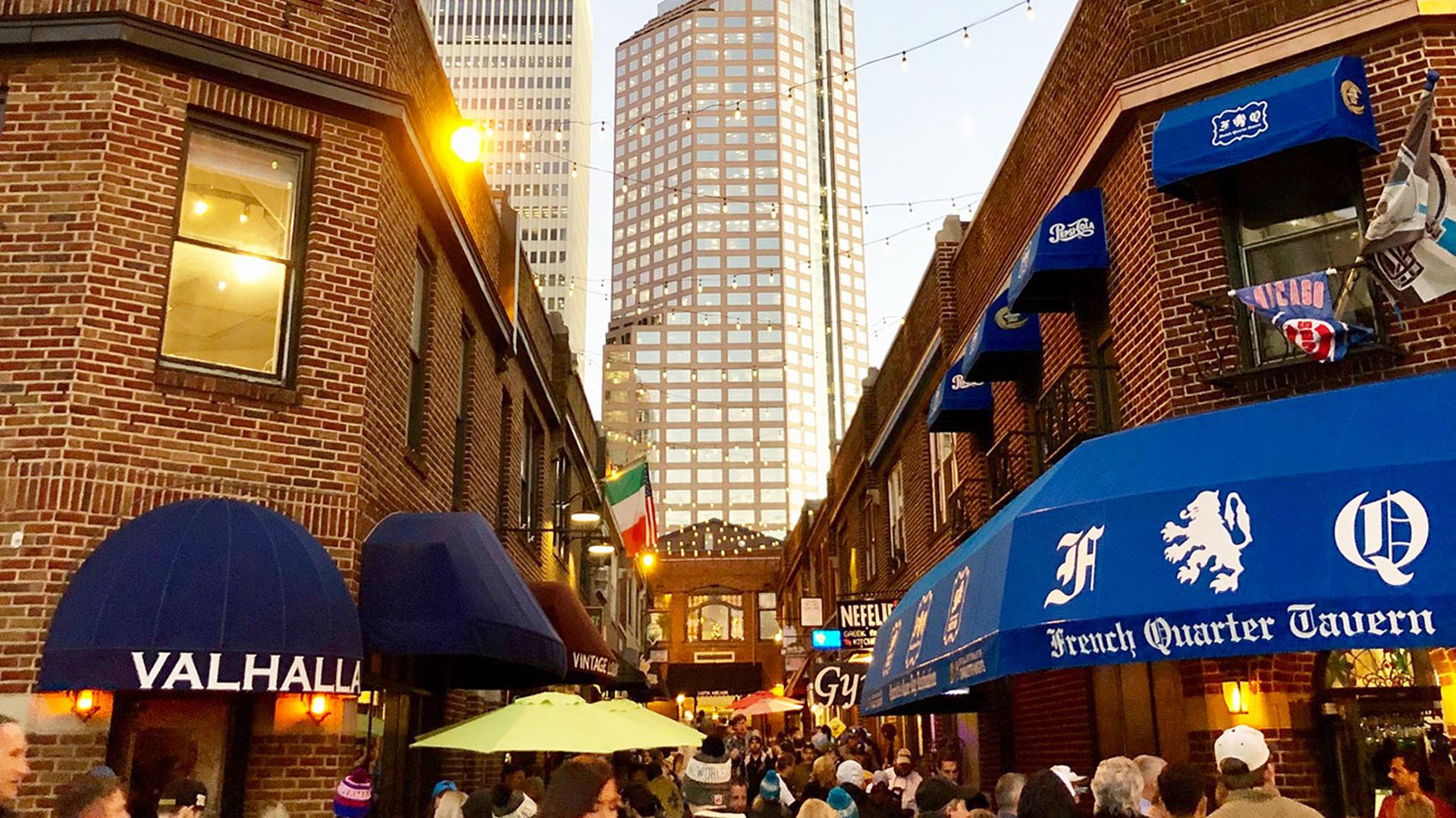 latta-arcade-at-night