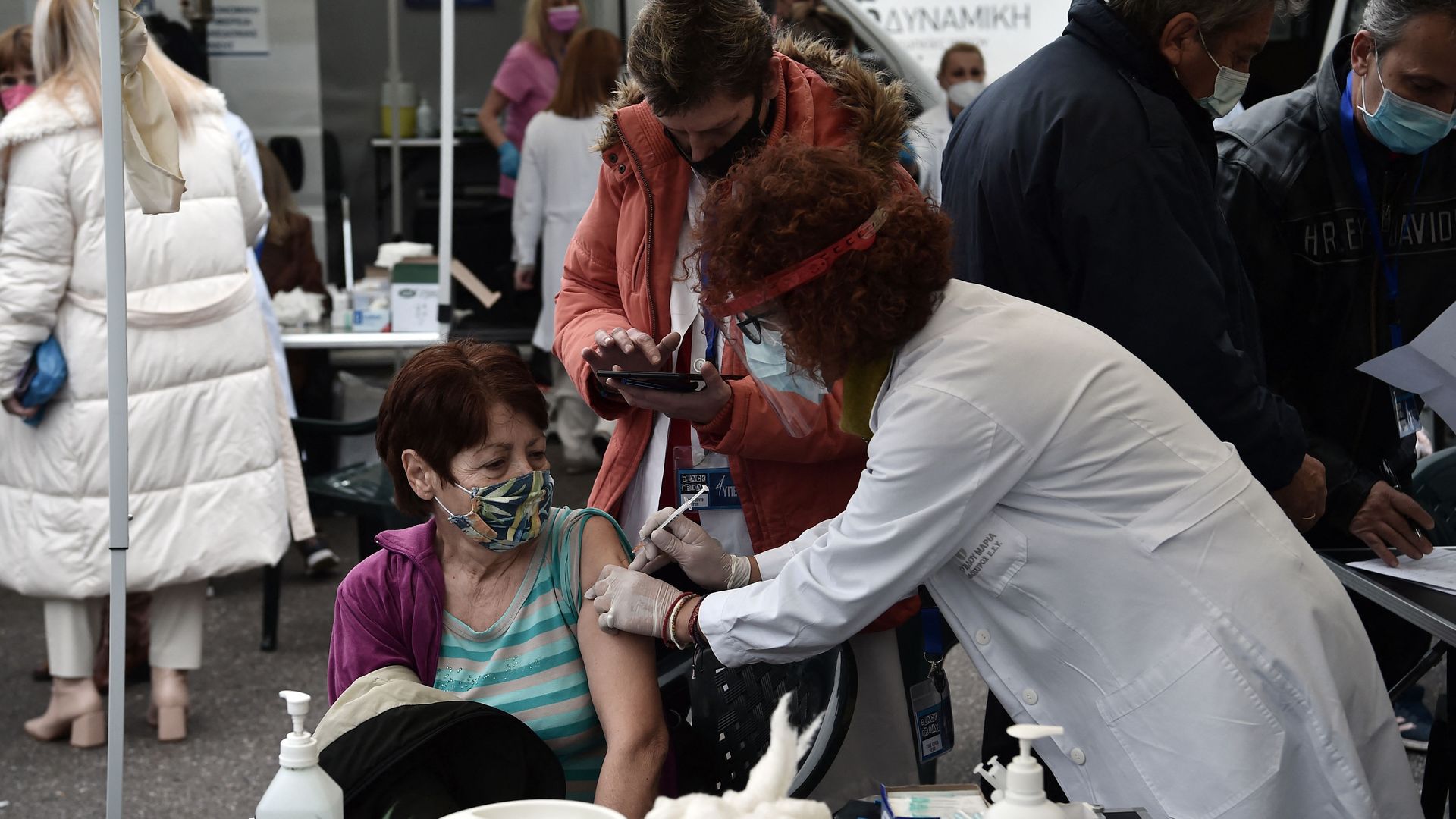 A patient receives a dose of vaccine against Covid-19, in Aristotelous Square, in the center of Thessaloniki on November 26, 2021