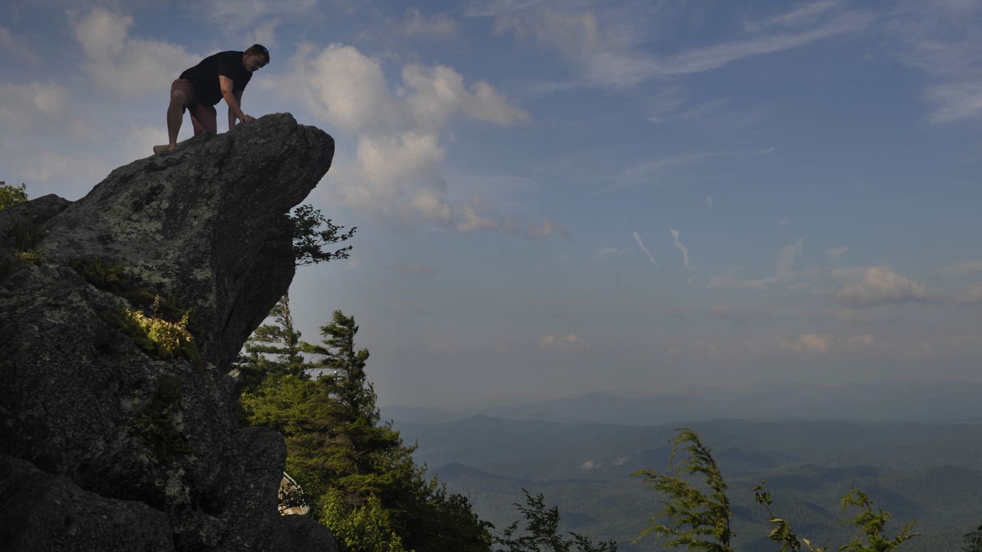 BLOWING ROCK, NORTH CAROLINA - JUNE 28: Matt Fouschee climbs up the Blowing Rock near the Town of Blowing Rock, NC on Monday June 28, 2010. (Photo by Xiaomei Chen/The Washington Post via Getty Images)
