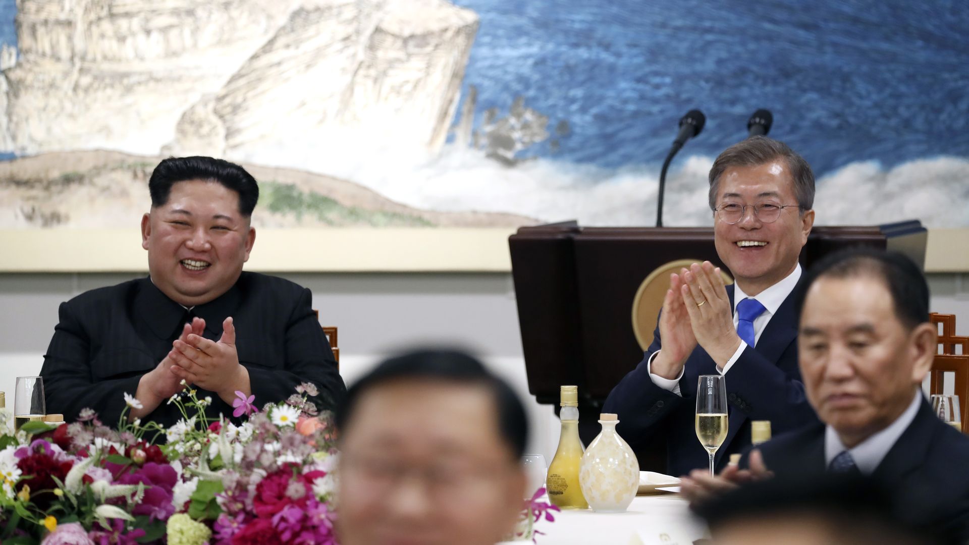North Korean leader Kim Jong Un (L) and South Korean President Moon Jae-in (R) attend the Inter-Korean Summit dinner on April 27, 2018.