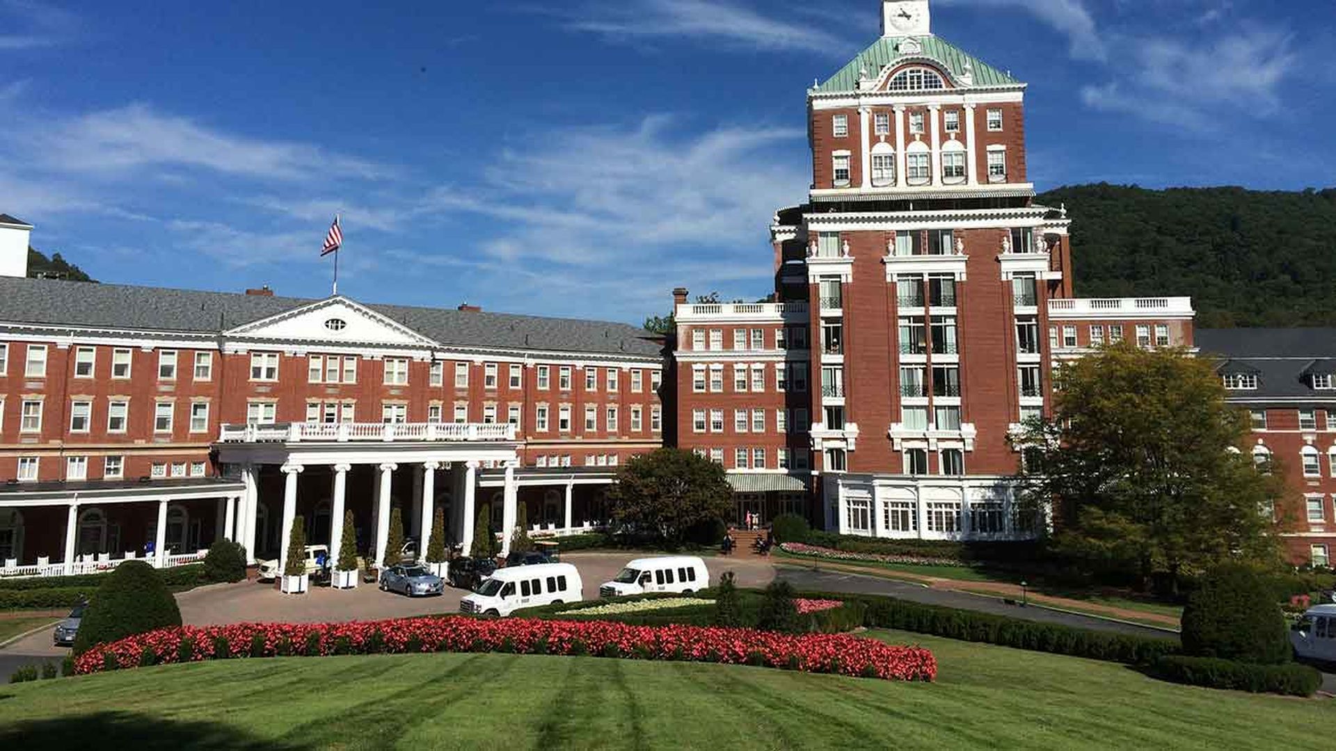 homestead-resort-va-front-lawn