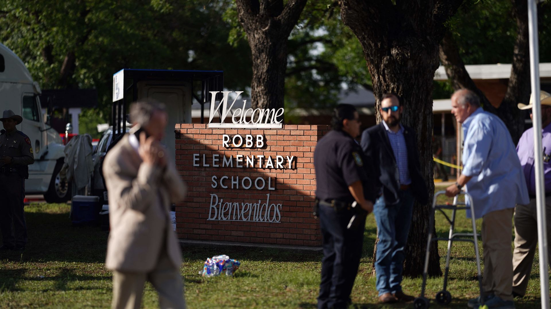Photo of a brick sign that says "Welcome to Robb Elementary School. Bienvenidos"