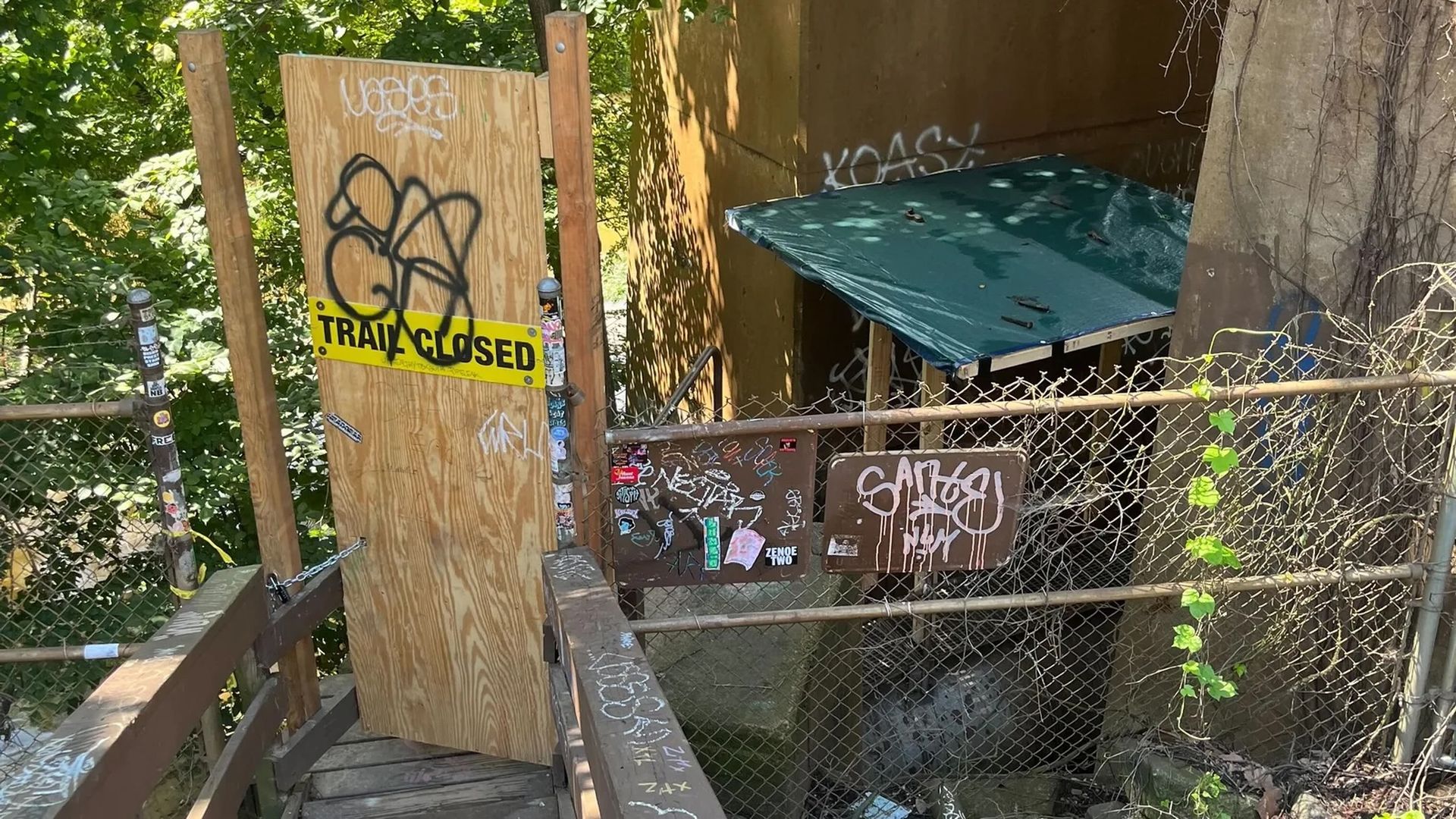 A sign that says trail closed 