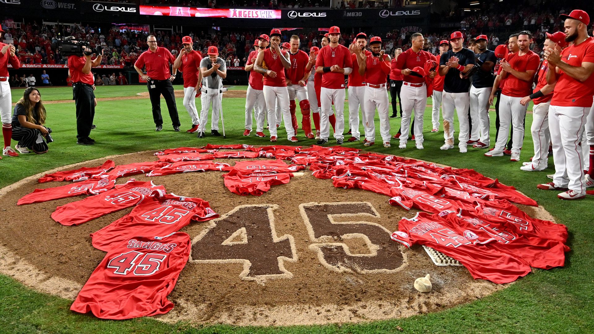 The Angels lay their No. 45 jerseys on the mound in memory of Tyler Skaggs