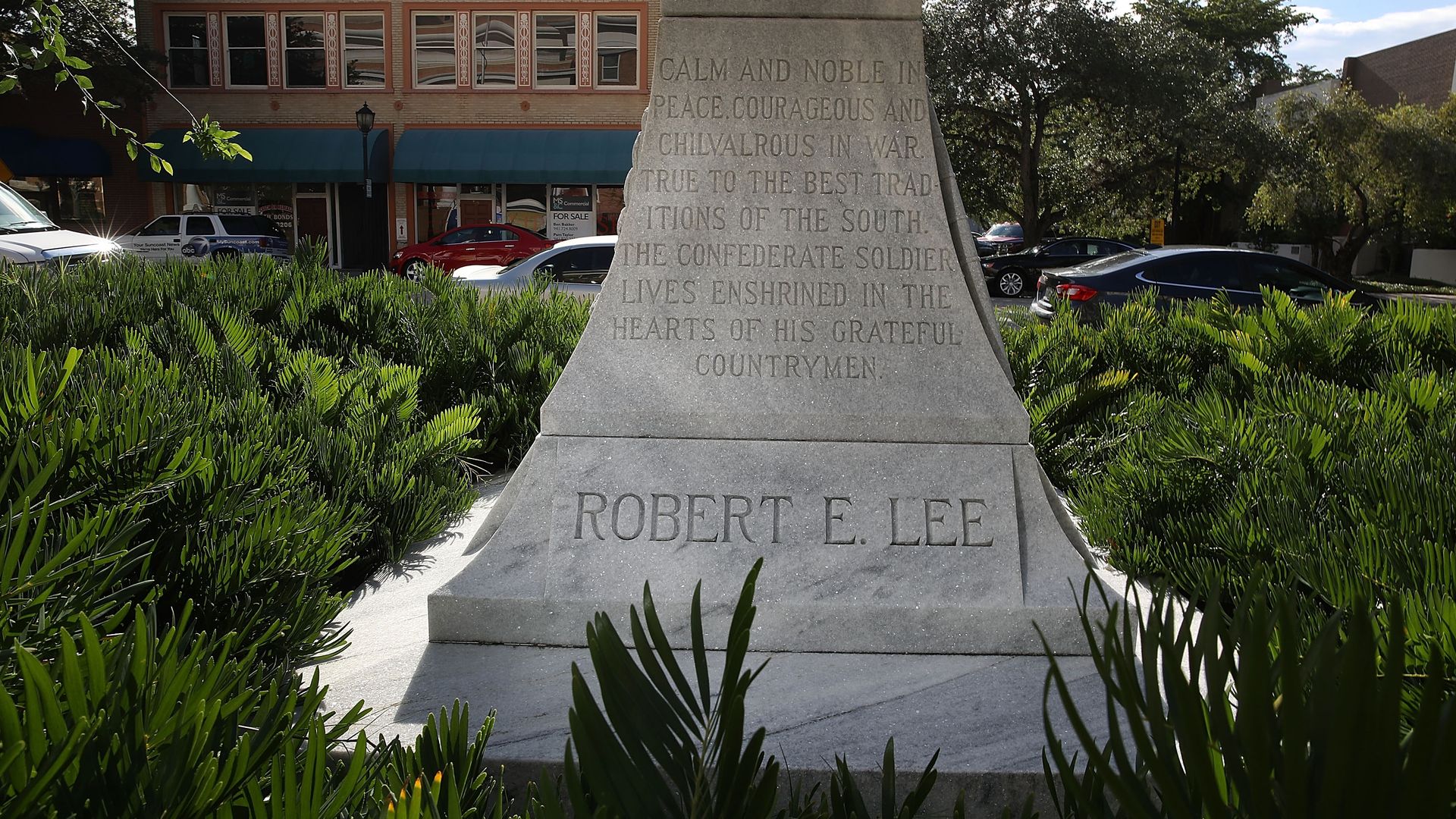 A photo of a monument to confederate soldiers in Bradenton, Fla.