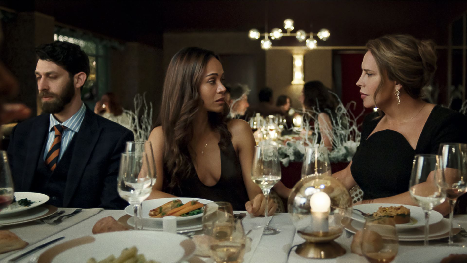  Zoe Saldaña and Karla Sofía Gascón in "Emilia Pérez." 