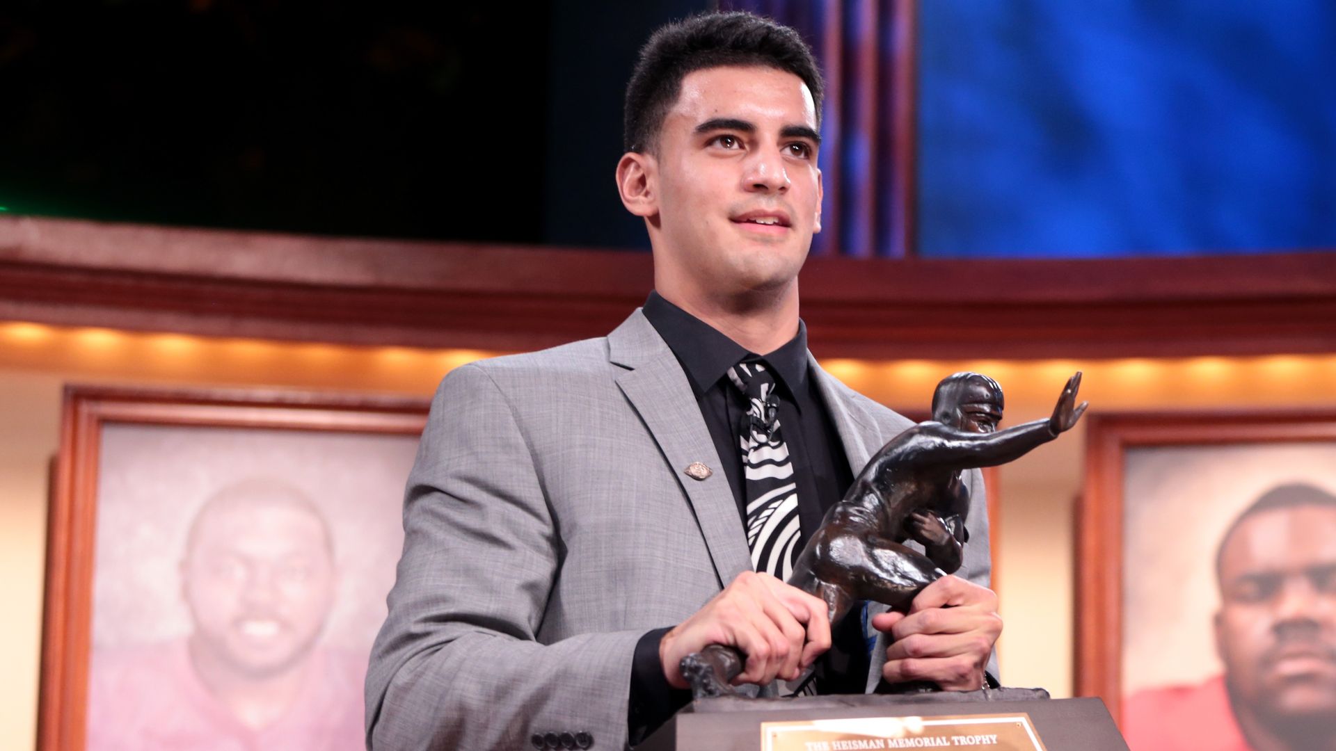 Marcus Mariota holding the Heisman Trophy