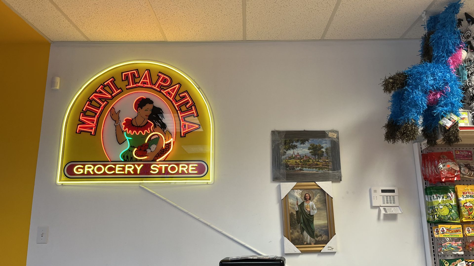 A sign saying Mini Tapatia grocery store