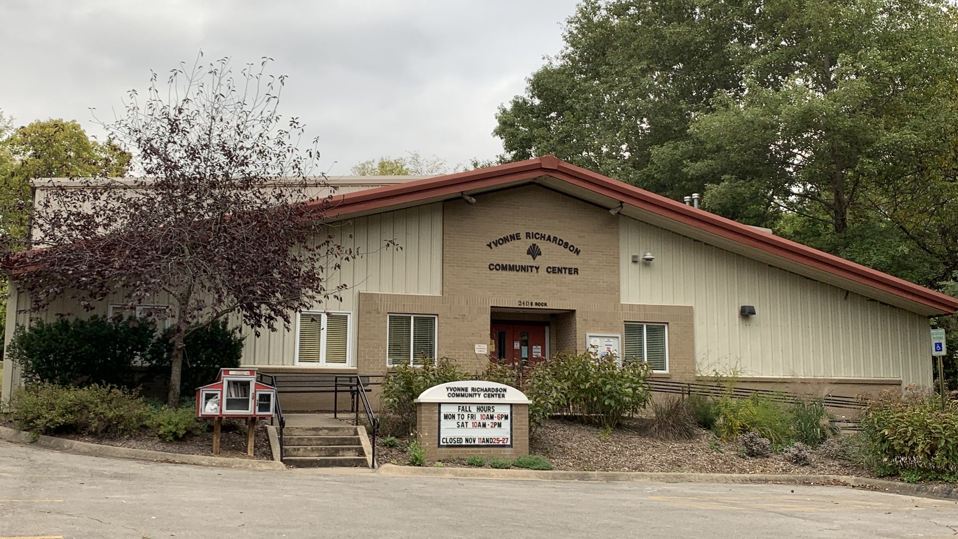 Photo of Yvonne Richardson center