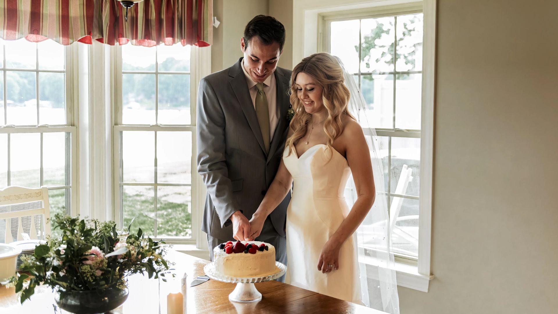 couple cutting a cake