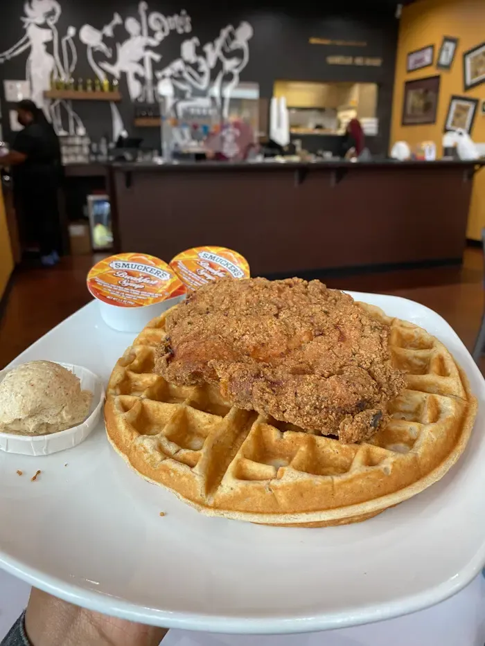 Dames Chicken & Waffles, Durham