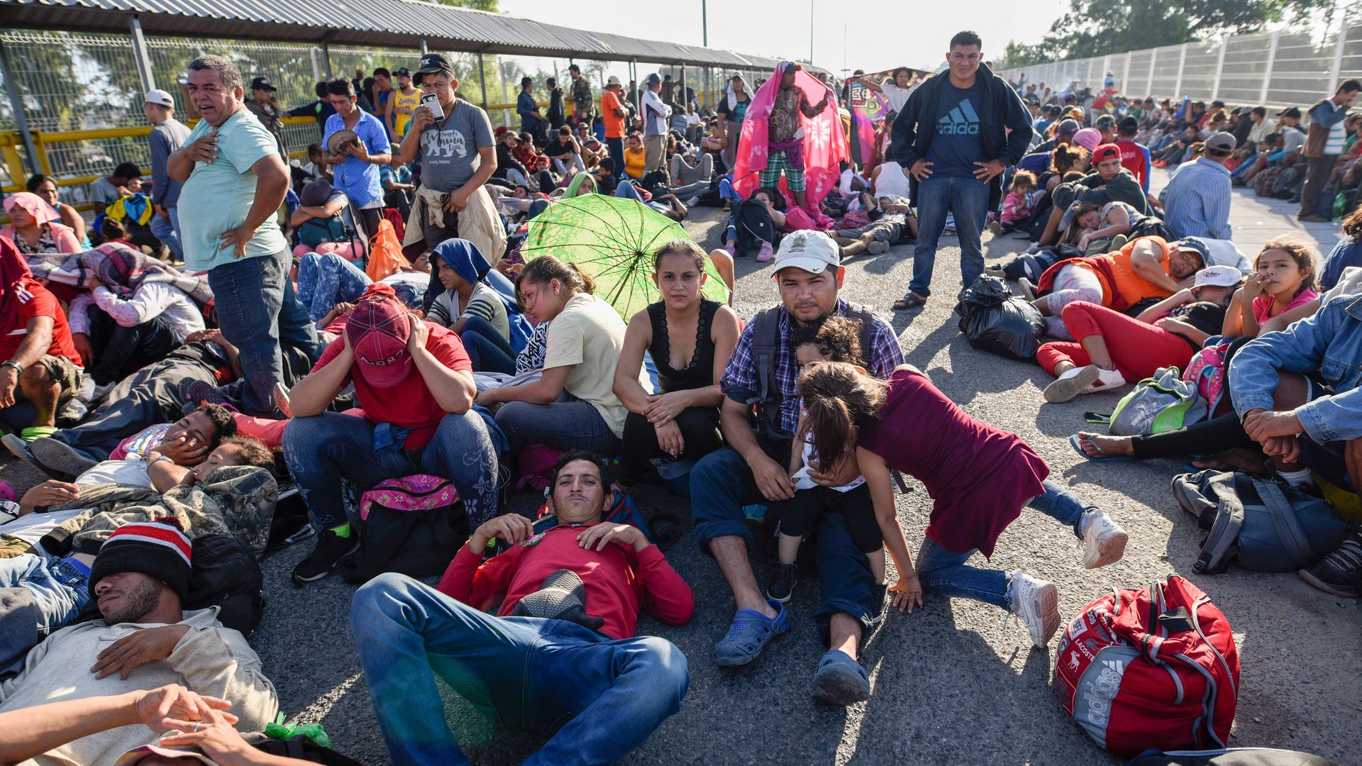 Central American migrants - mostly Hondurans, travelling on caravan to the US- remain at the international bridge that connects Tecum Uman, Guatemala, with Ciudad Hidalgo, Mexico, on January 20, 2020.