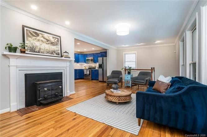 5128 Valley Stream Rd living