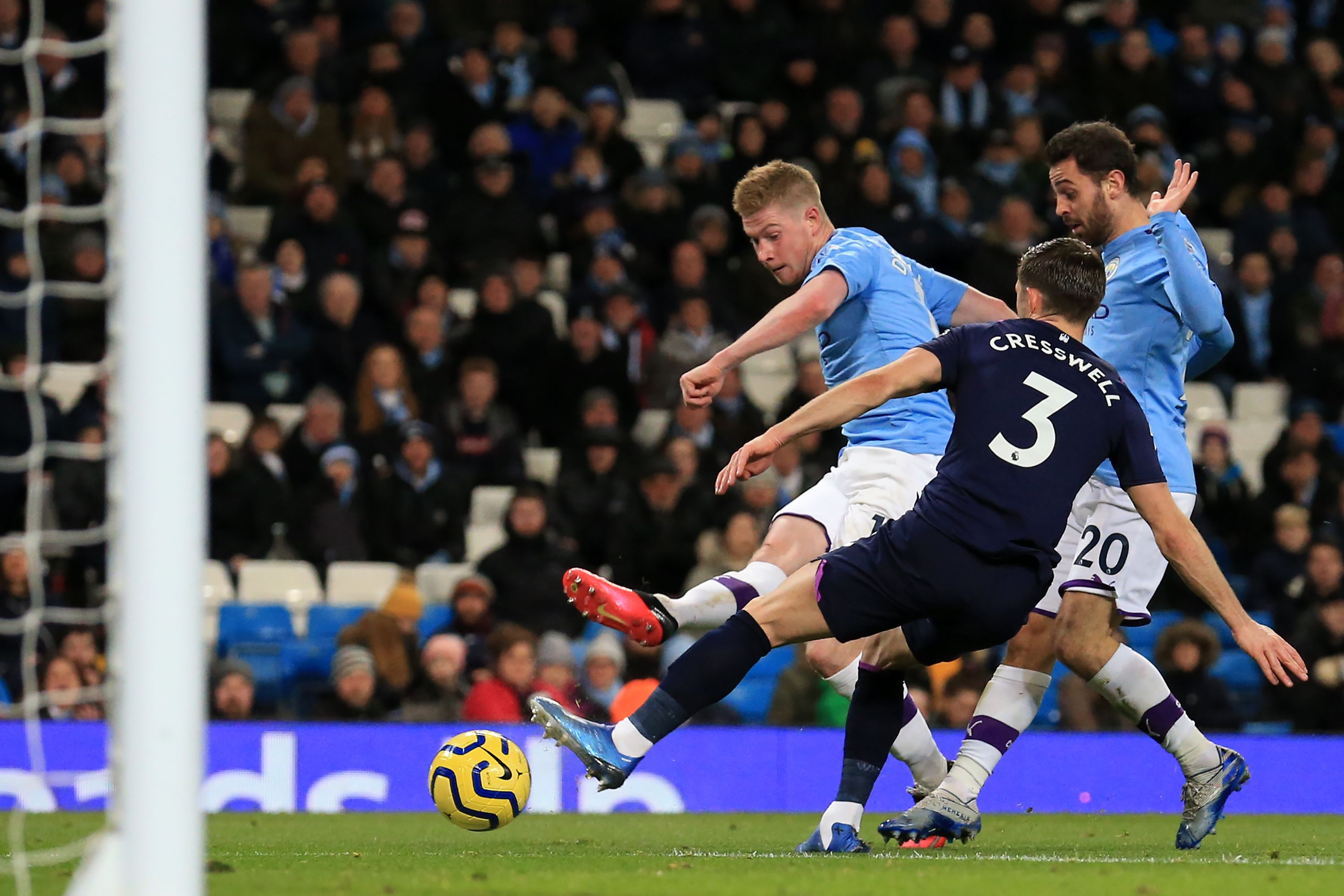 Kevin De Bruyne shoots at net