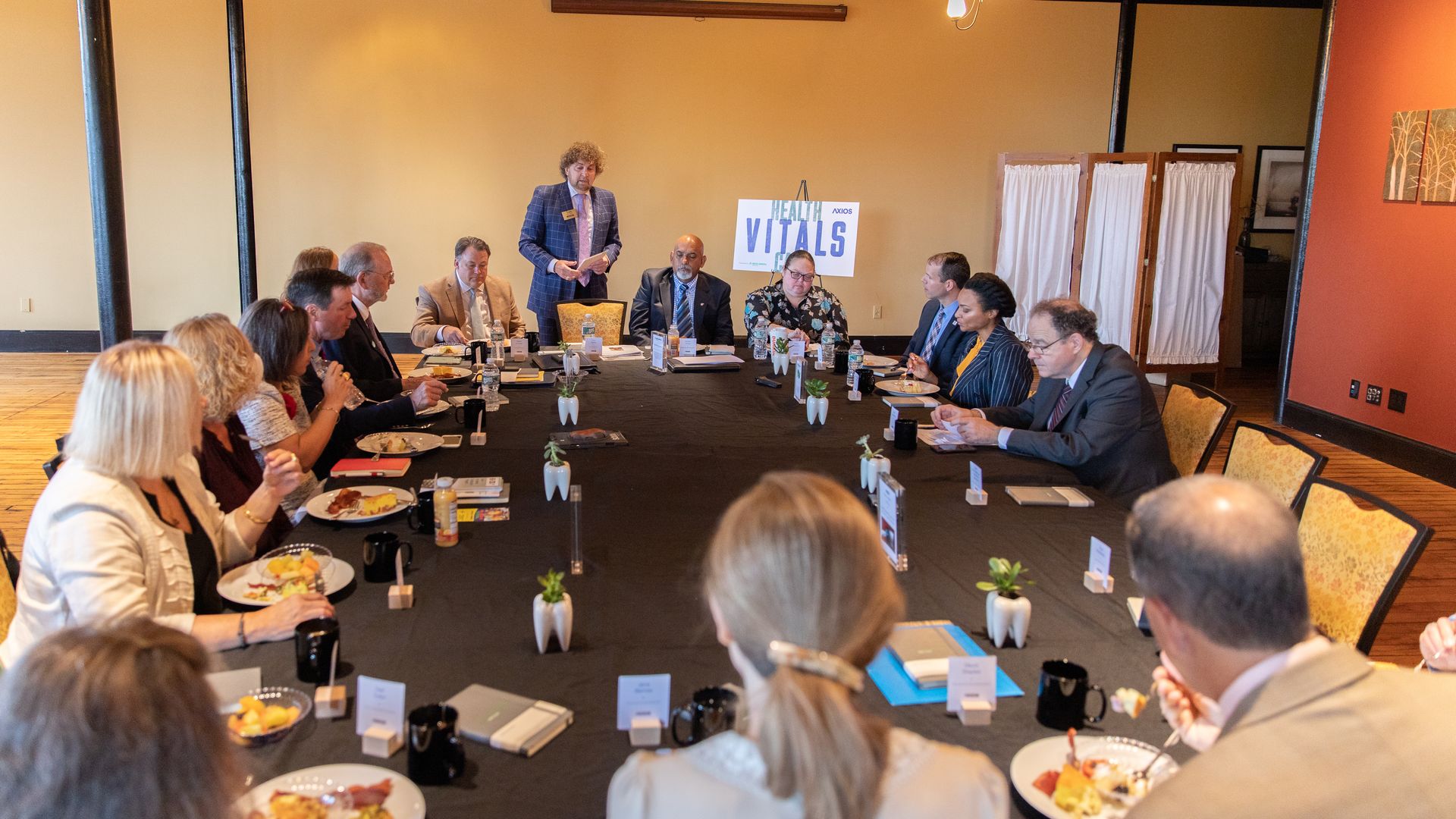 Participants enjoyed a seated breakfast during the discussion.