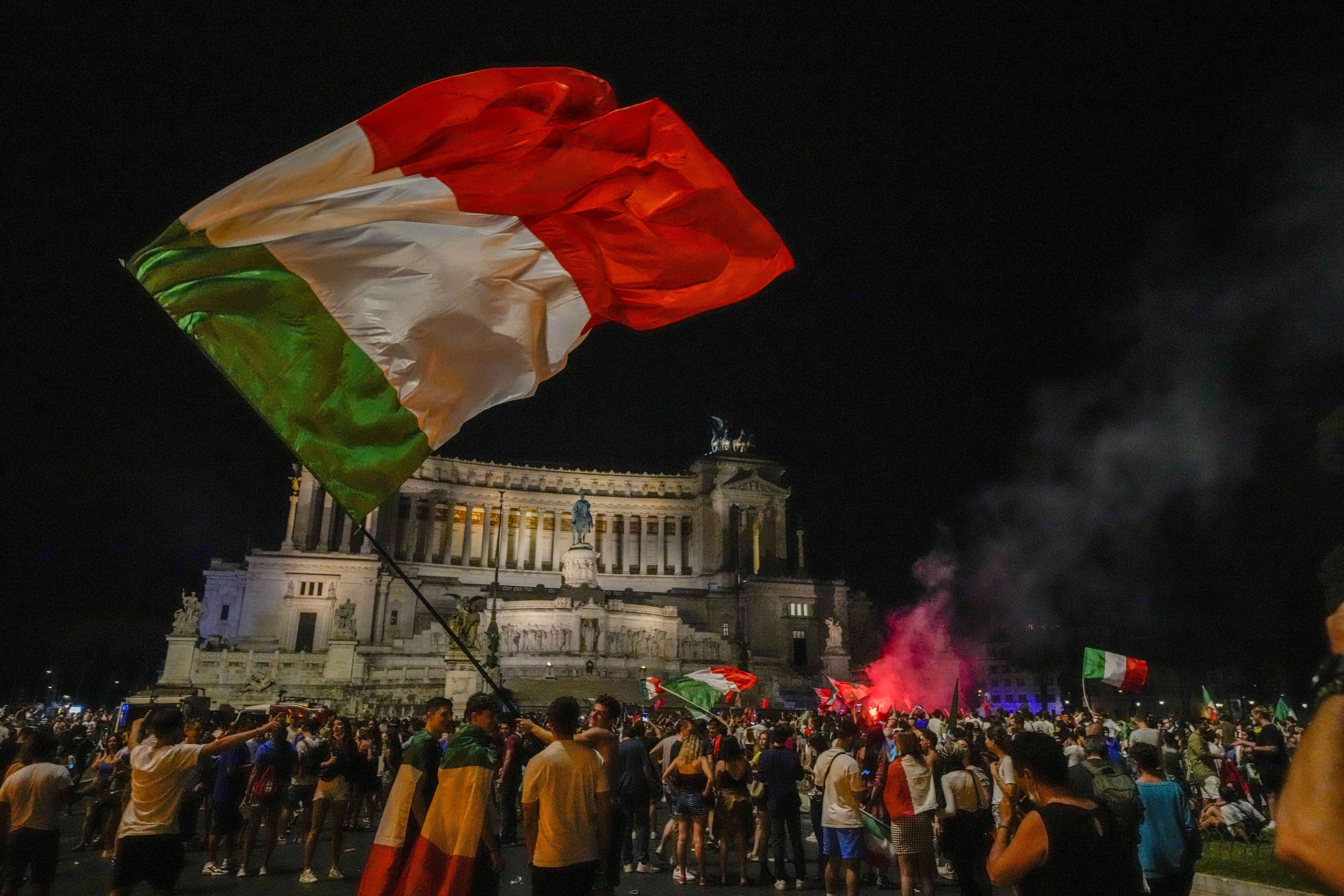 Italy's fans celebrate in front of the Colosseum.