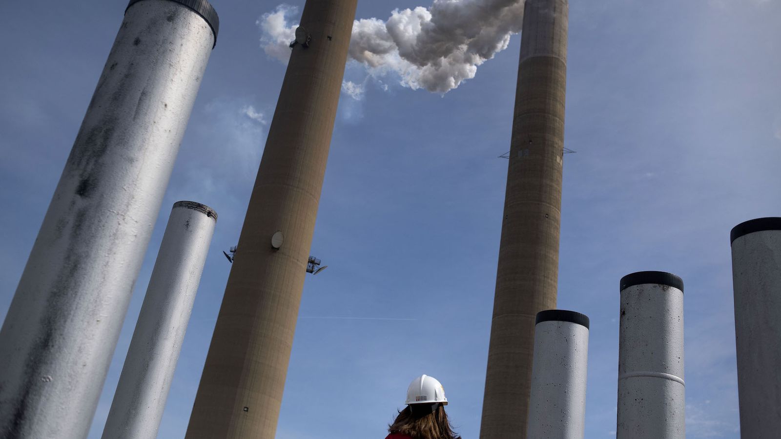 EPA issues plan to clamp down on power plant carbon emissions