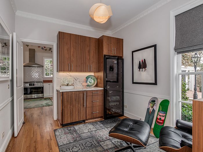 3021 Belvedere Ave bar