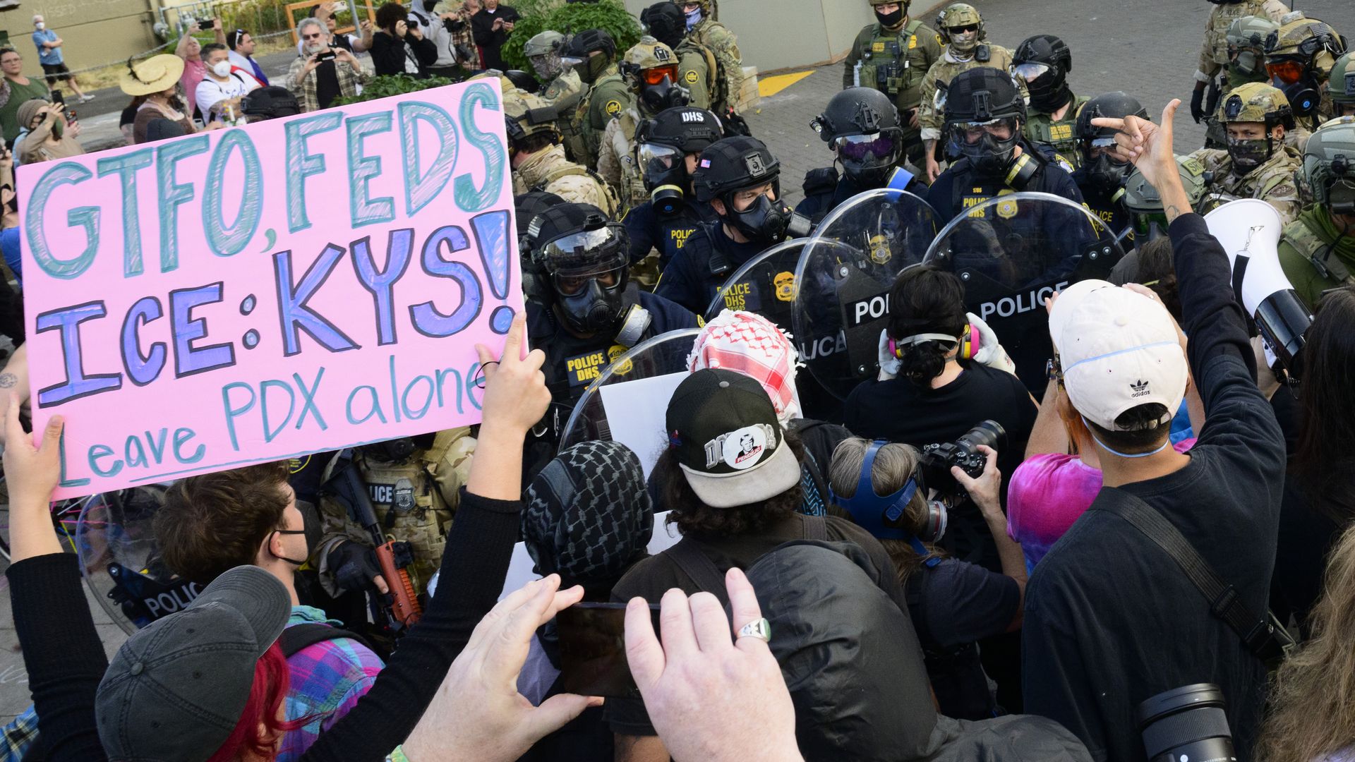 PORTLAND, OREGON - SEPTEMBER 28: Federal agents confront protesters outside of the U.S. Immigration and Customs Enforcement building on September 28, 2025 in Portland, Oregon. In a Truth Social post on September 27th, President Trump authorized the deployment of military troops to "protect War ravag