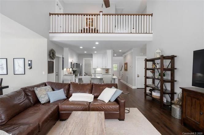 7418 Avonhurst Ln living room