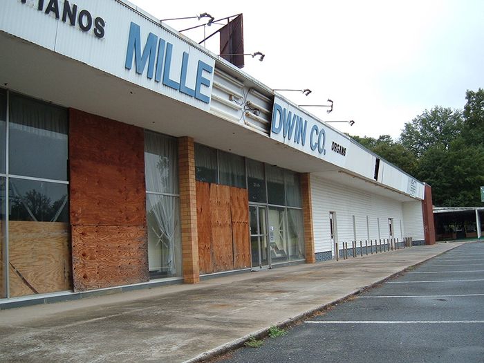 closed-store-on-independence-blvd