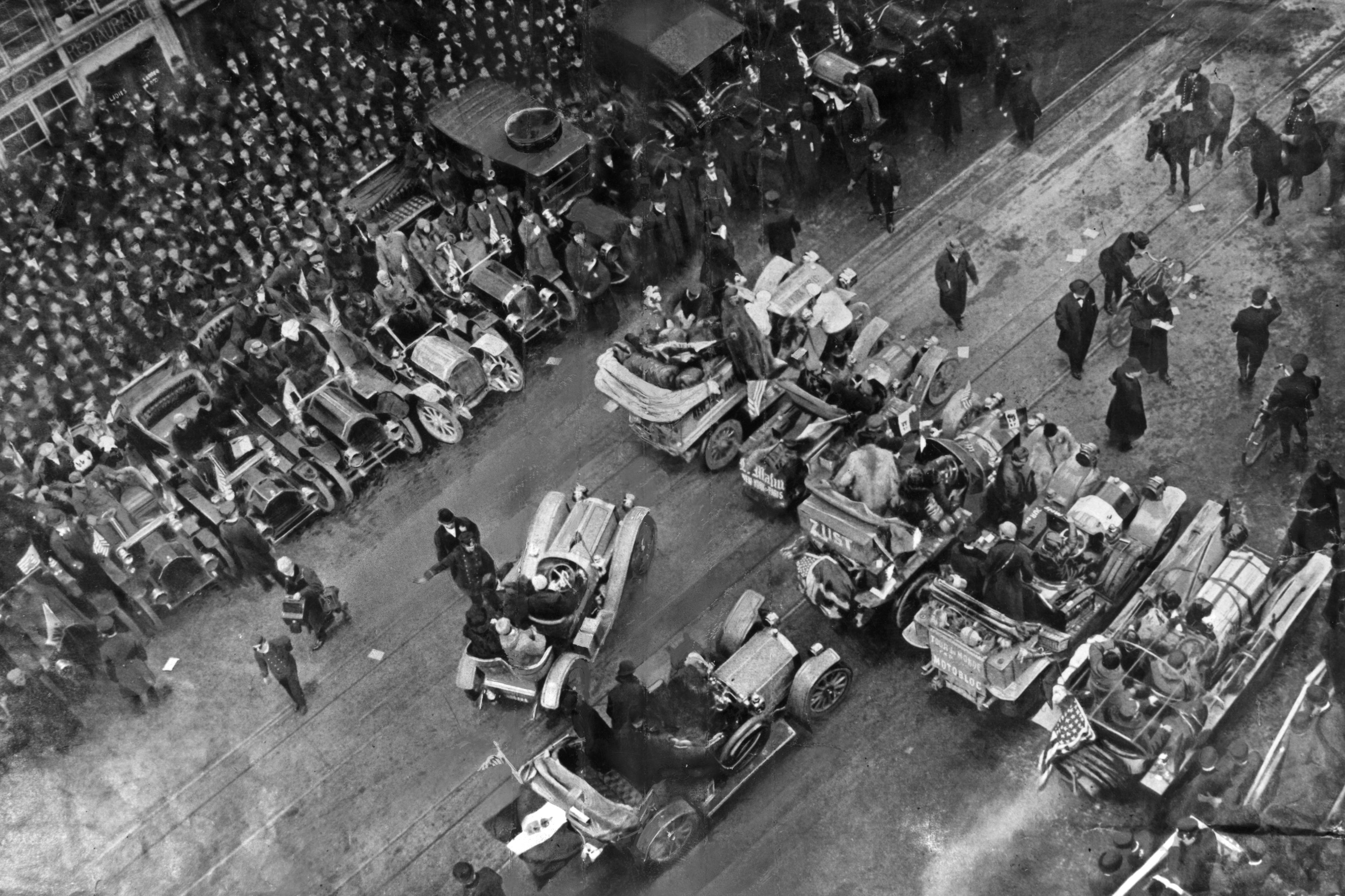 starting line of new york to paris auto race 1908