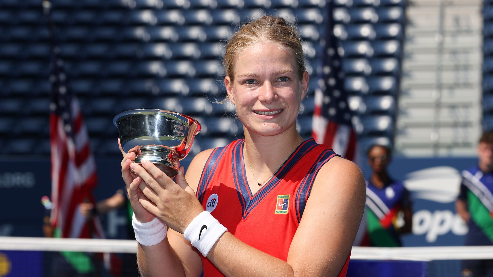 Diede de Groot of the Netherlands holds up her U.S. Open trophy. Photo: Elsa/Getty Images