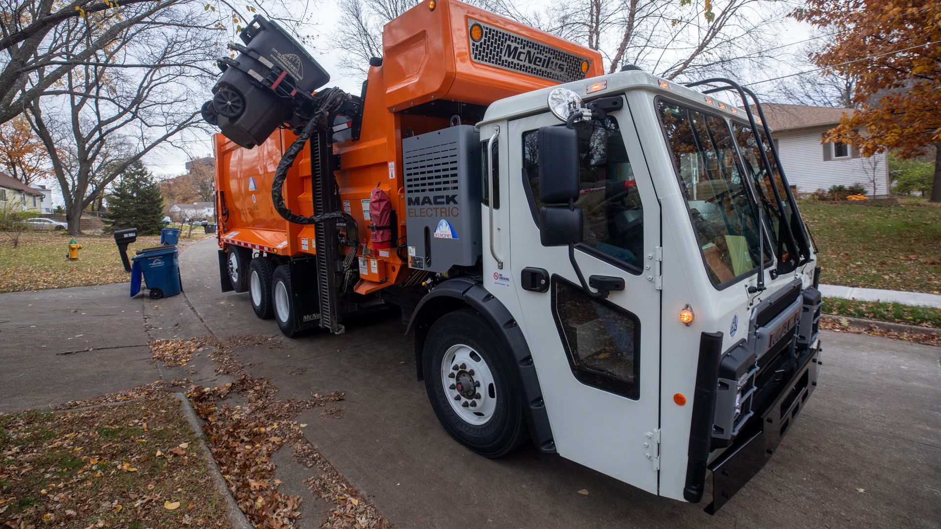 A photo of a trash truck.