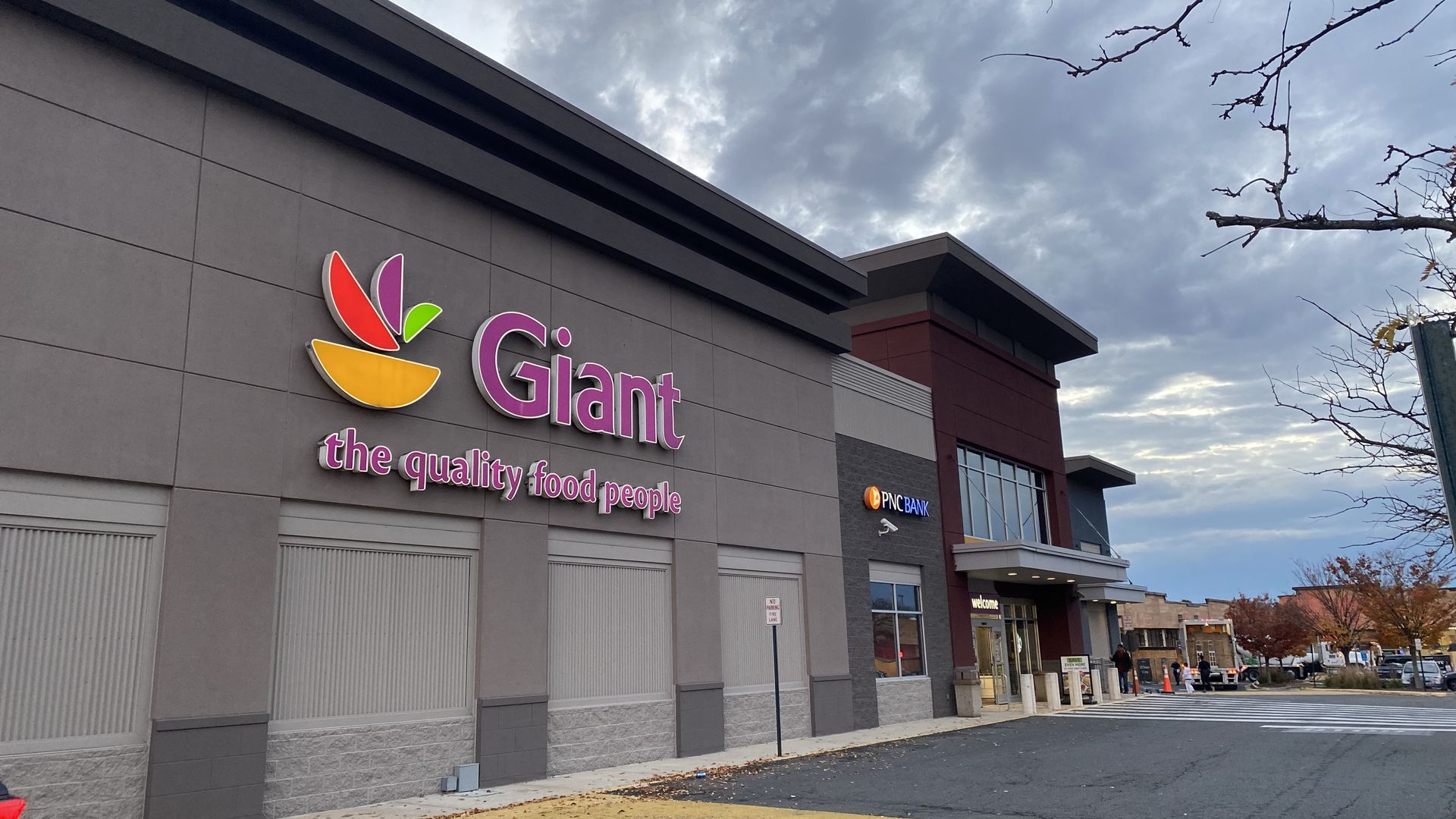 The outside of a Giant grocery store. 